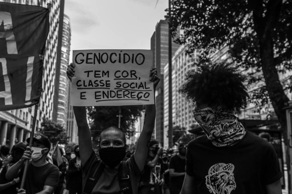 Manifestantes denunciam genocídio em protestos no Rio.