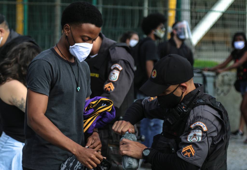 Nem mesmo em protesto contra a violência policial, manifestantes escaparam da ‘dura’ de PMs.