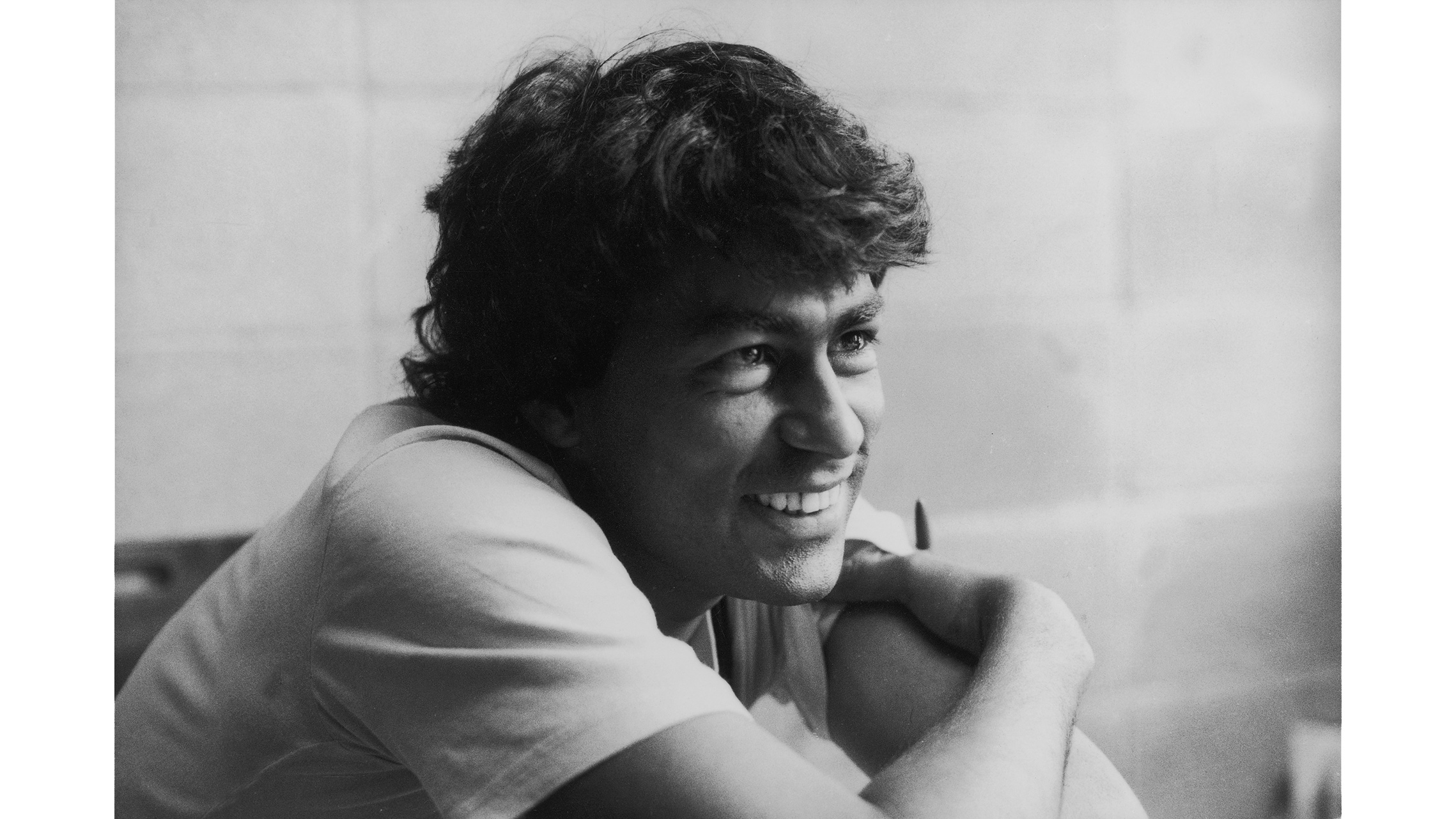 O índio, jornalista e presidente das Nações Indigenas do Brasil, Ailton Krenak, sorrindo em foto posada, na década de 90.