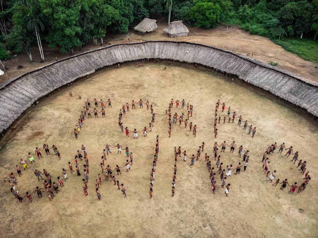 Lideranças Yanomami e Ye’kuana se manifestam contra garimpo em suas terras durante o primeiro Fórum de Lideranças da TI Yanomami, realizado entre 20 e 23 de novembro de 2019 na Comunidade Watoriki, região do Demini, Terra Indígena Yanomami. O fórum reuniu 116 lideranças de 26 regiões da TI, representando 53 comunidades, e 7 associações da Terra Indígena: Hutukara Associação Yanomami (HAY), Associação Yanomami do Rio Cauaburis e Afluentes (AYRCA), Associação das Mulheres Yanomami – Kumirayoma (AMYK), Associação Wanasseduume Ye´kwana (SEDUUME), Associação Yanomami do Rio Marauiá e do Rio Preto (KURIKAMA), Texoli Associação Ninam do Estado de Roraima (TANER) e Hwenama Associação dos Povos Yanomami de Roraima (HAPYR)