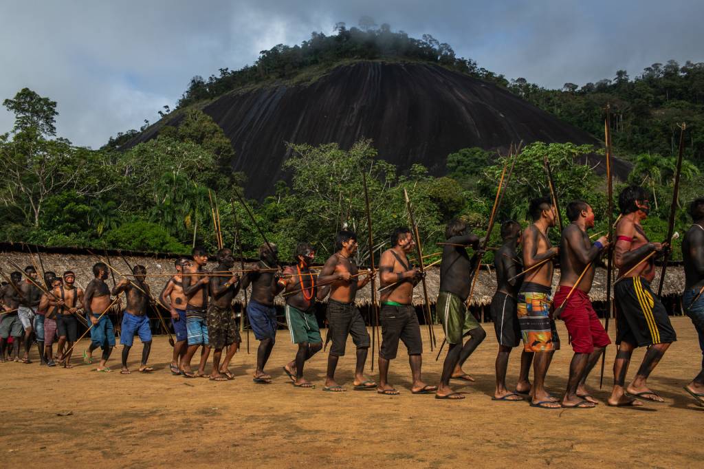 Os Yanomami em fileira durante o encontro de Lideranças Yanomami e Ye’kuana, onde os indígenas se manifestaram contra o garimpo em suas terras. O primeiro fórum de lideranças da TI Yanomami foi realizado entre 20 e 23 de novembro de 2019 na Comunidade Watoriki, região do Demini, Terra Indígena Yanomami