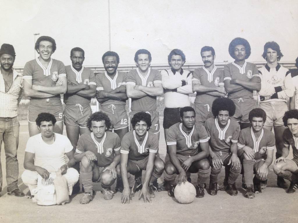 Toinho Melodia (quarto da esquerda para a direita na fileira superior) em foto pelo Esporte Clube Riachuelo nos anos 1970