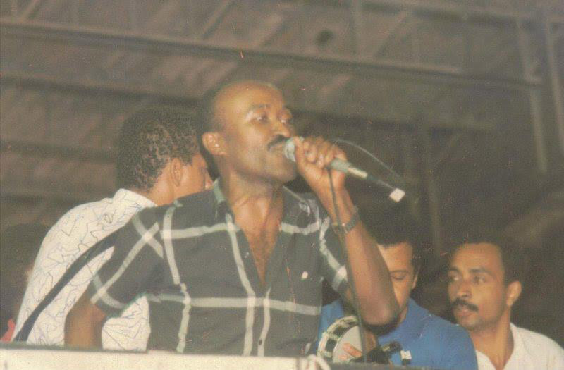 Toinho canta no Vai-Vai, na década de 1980.