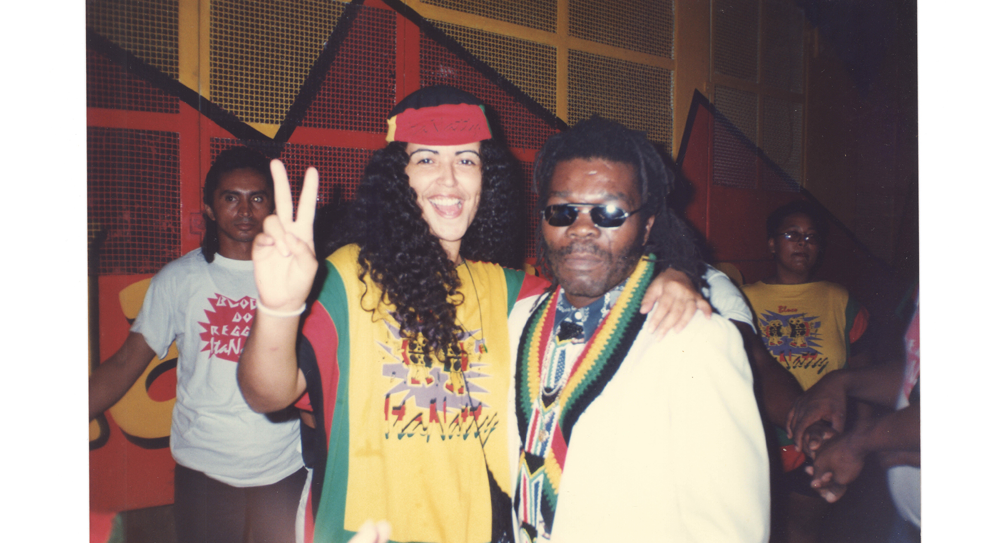 Valéria com o cantor Eric Donaldson, autor da pedra “Melô de Cinderella”, no Bloco do Reggae. Começo dos anos 2000.