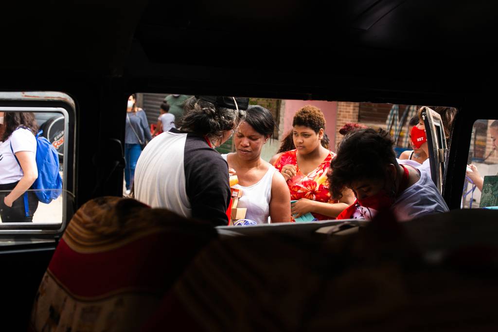 Entrega das marmitas na comunidade Diogo Pires, em São Paulo