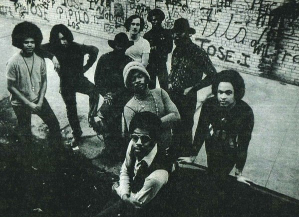 O misterioso baixista Val Burke (último à direita) com sua banda Mother Night nos anos 70.
