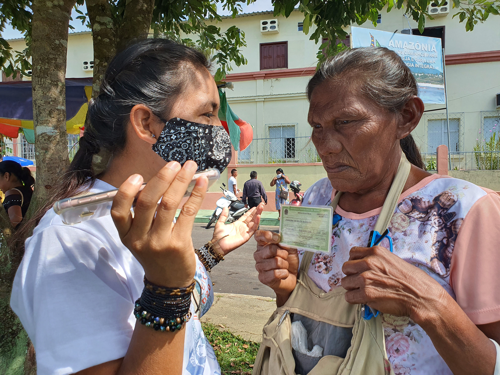 Daniela Patrícia, do povo Tukano, entrevista Joaquina Marques, do povo Dâw, durante eleições municipais de 2020