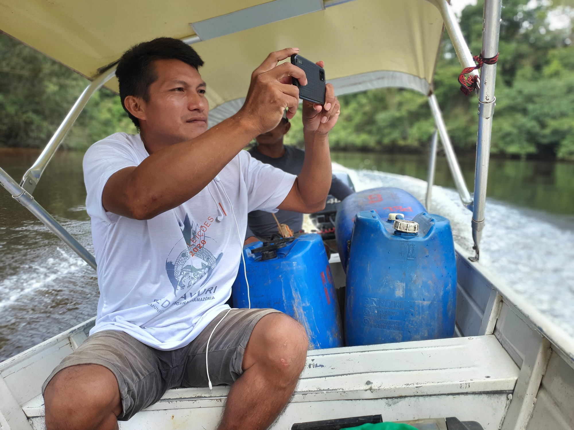 Mauro Pedrosa, comunicador do povo Tukano, registra viagem pelo rio Tiquié