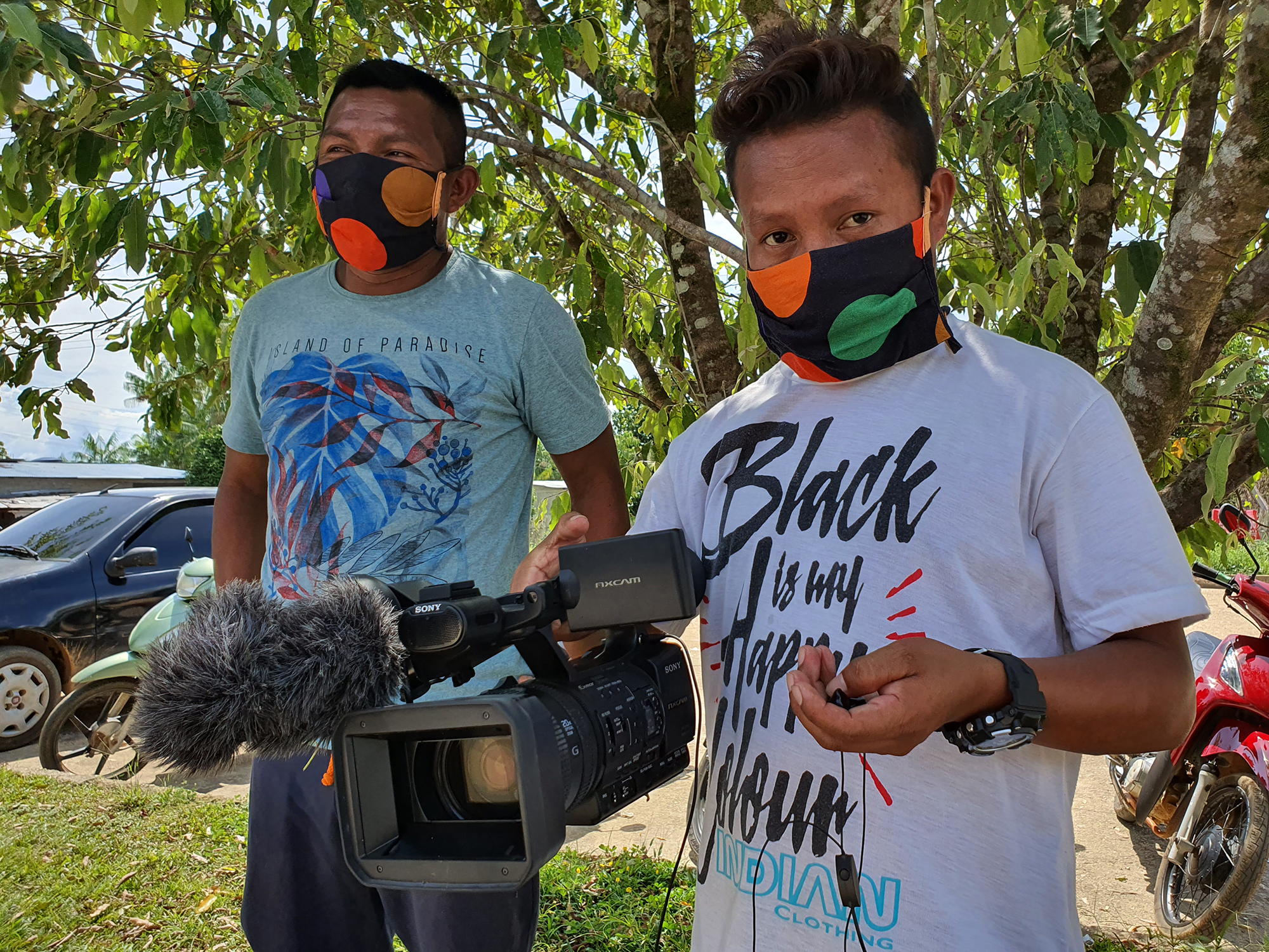 os comunicadores Álvaro Socot, do povo Hupdah, e Moisés Baniwa durante reportagens na rua em São Gabriel da Cachoeira
